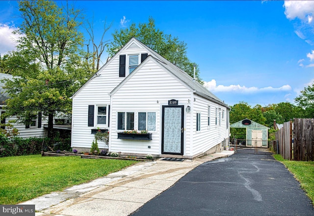 view of front of property featuring a front yard