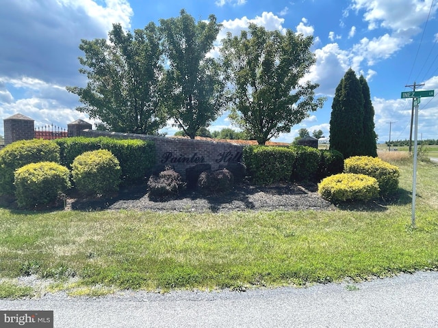 community sign with a yard