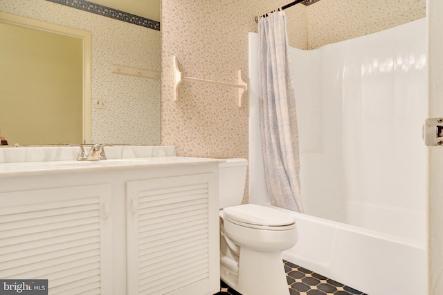 bathroom featuring wallpapered walls, toilet, vanity, and shower / bath combo