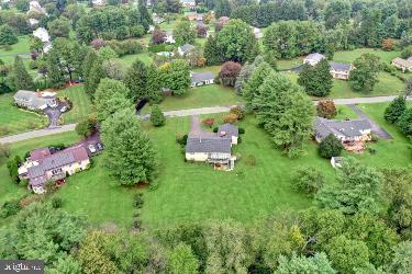 aerial view of property and surrounding area