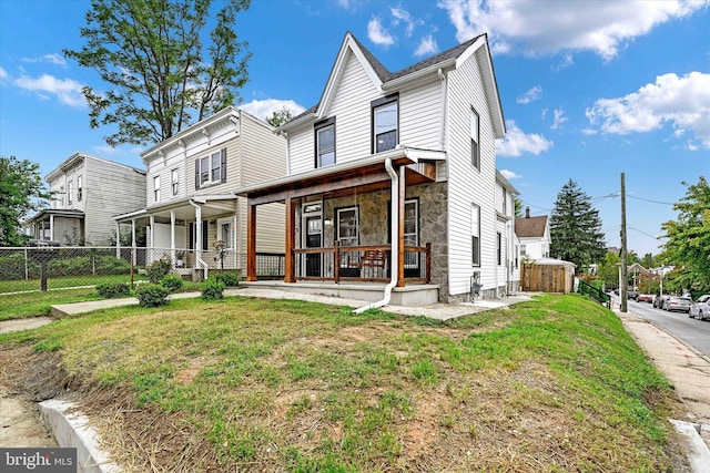 view of front facade with a front lawn and covered porch