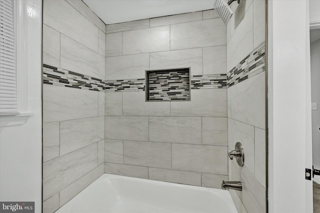 bathroom with tiled shower / bath combo