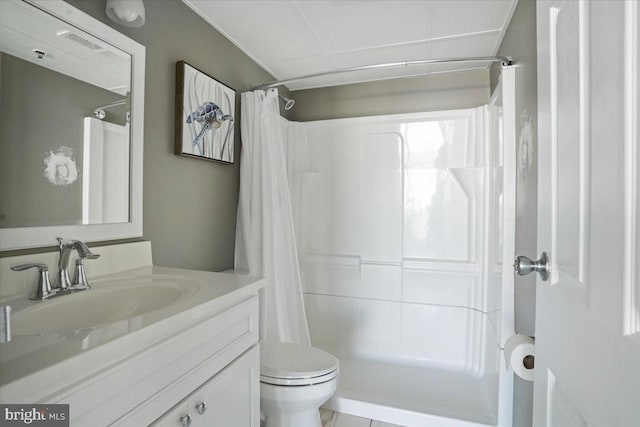 full bathroom with shower / tub combo with curtain, vanity, and toilet