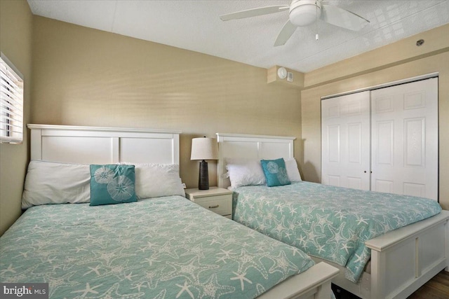 bedroom featuring ceiling fan, a textured ceiling, and a closet