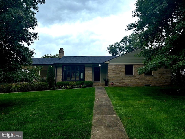 ranch-style home featuring a front lawn