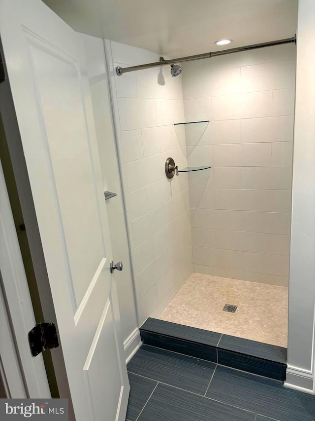 bathroom featuring a tile shower