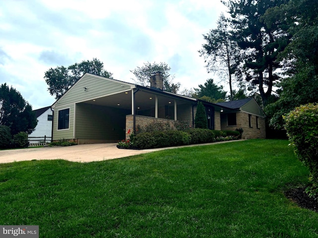 view of front of home with a carport and a front yard