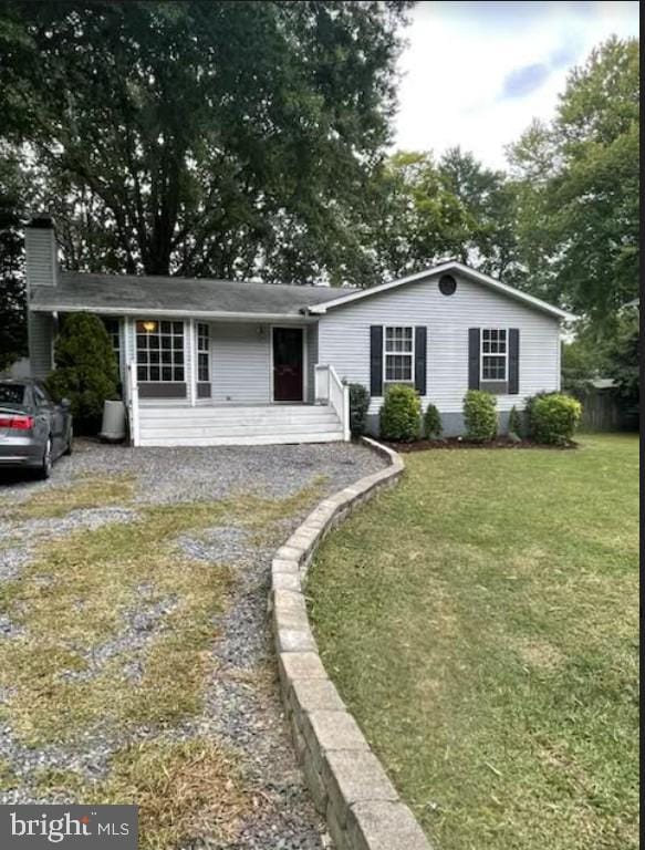 ranch-style house featuring a front lawn