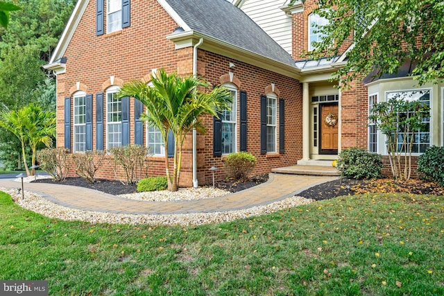 view of side of property featuring a lawn