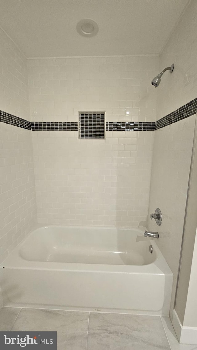 bathroom featuring tiled shower / bath combo