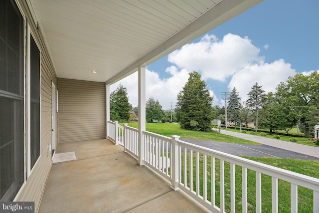 balcony featuring covered porch