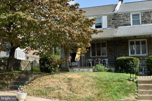 view of front facade featuring a front yard and covered porch