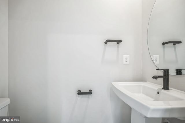 bathroom featuring toilet and sink