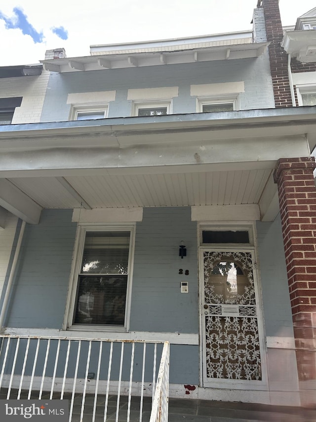 entrance to property featuring covered porch