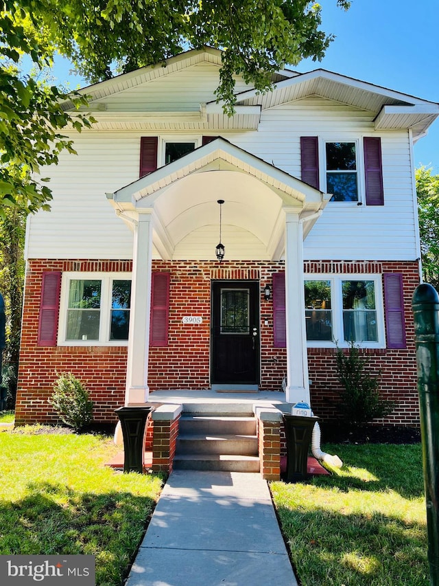 view of front of home with a front lawn