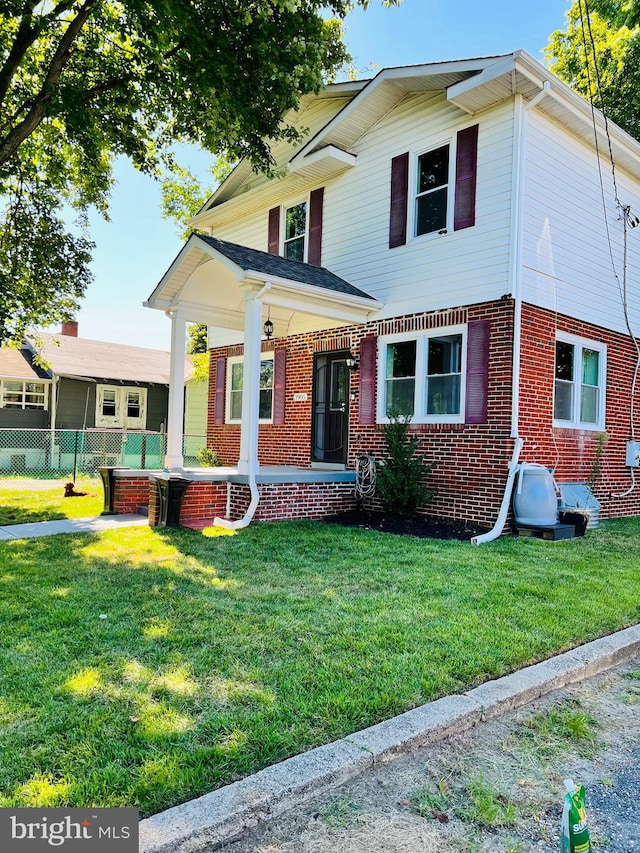 view of front of home featuring a front lawn