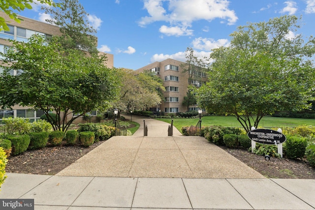 view of property's community featuring a lawn