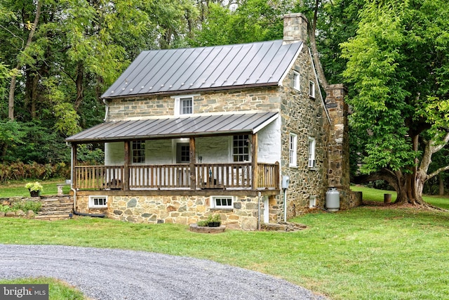 view of front facade with a front lawn and covered porch