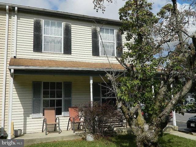 view of front of property featuring covered porch