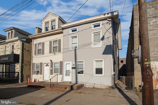 townhome / multi-family property featuring cooling unit