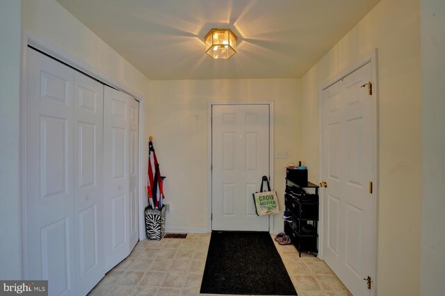 13 Kennison Ln, Dover, DE 19901 - foyer with baseboards