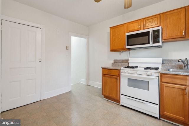 kitchen with ceiling fan, sink, and gas range gas stove