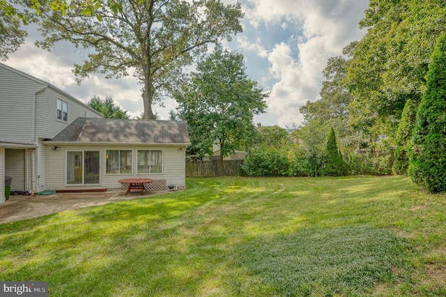 view of yard featuring a patio area