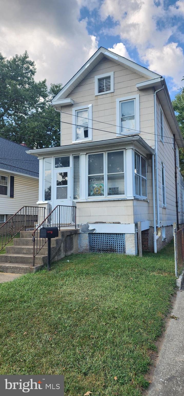 view of front of property featuring a front lawn