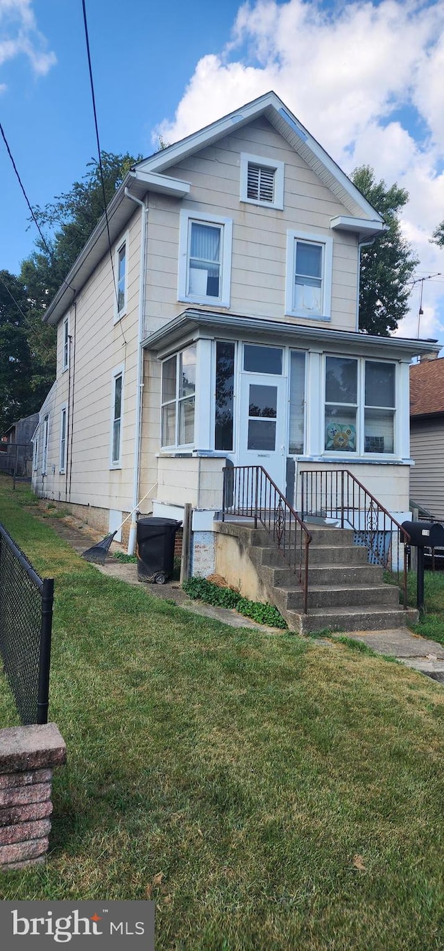 view of front of home featuring a front yard