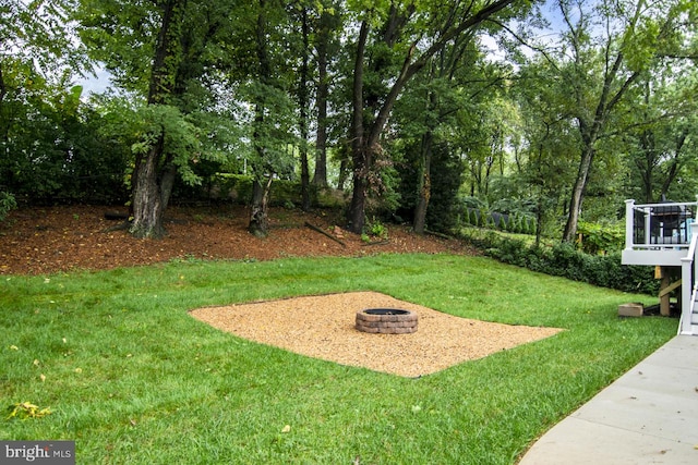 view of yard featuring a fire pit