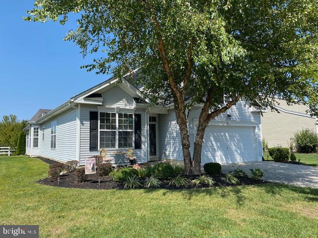 view of front of property featuring a garage and a front yard