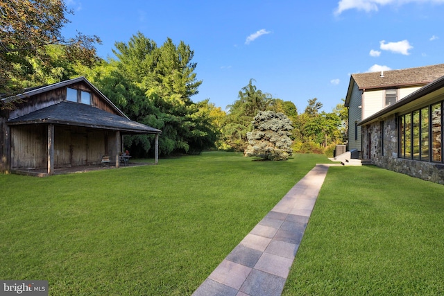 view of yard featuring an outdoor structure