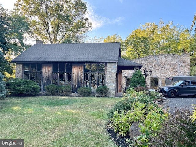 view of front of house featuring a front yard