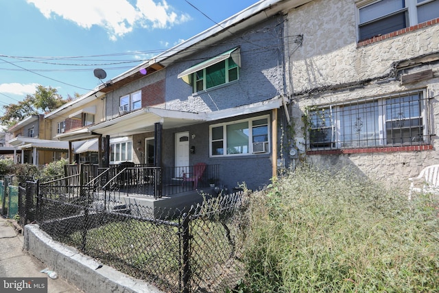 view of front facade featuring a front yard