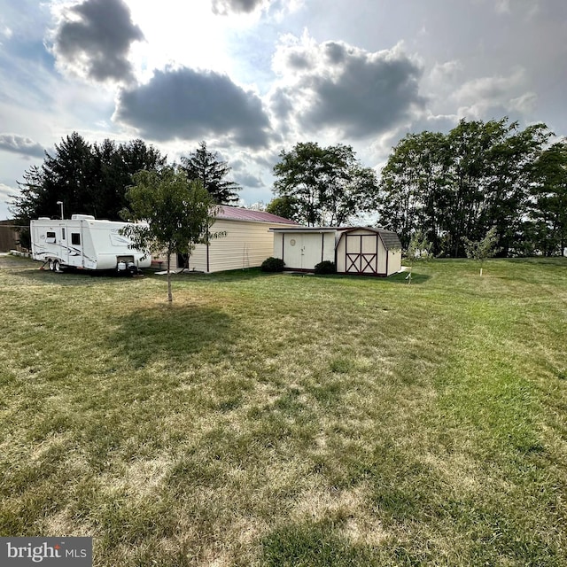 view of yard featuring a storage unit