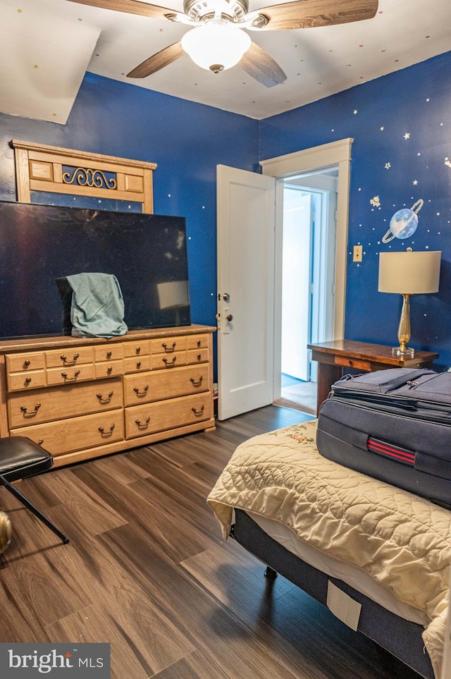 bedroom with ceiling fan and dark hardwood / wood-style floors