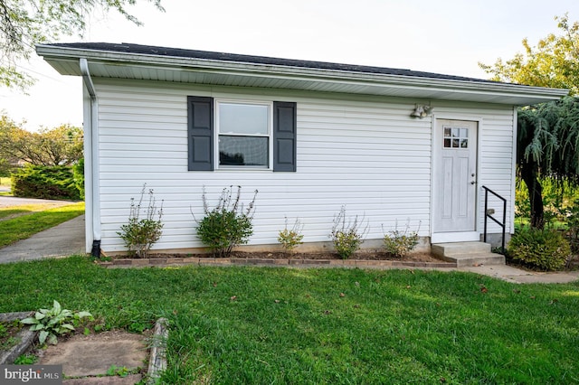 view of front of house featuring a front yard