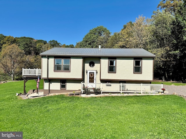 split foyer home with a front yard