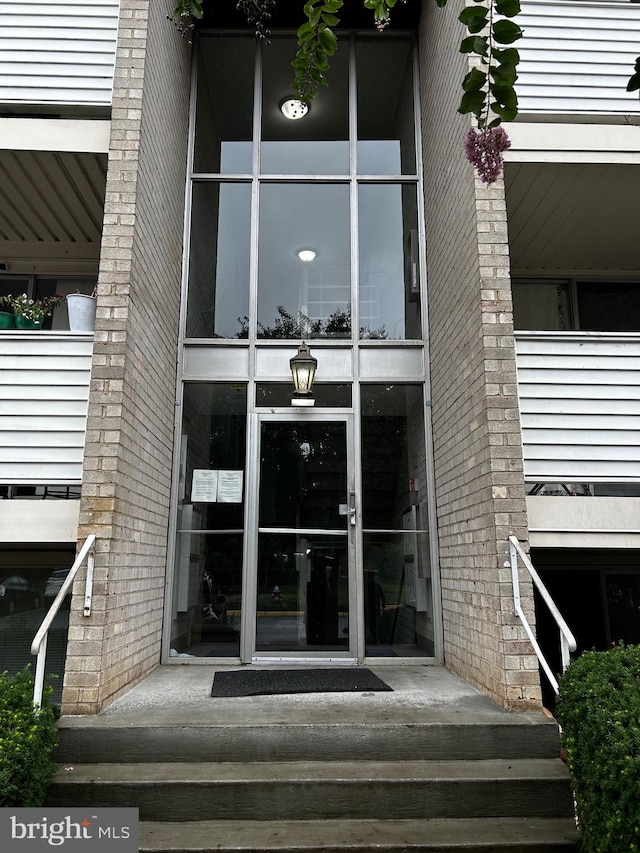 property entrance featuring a balcony