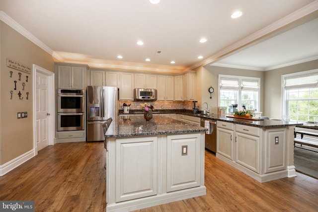 kitchen with stainless steel appliances, light wood-type flooring, and a center island