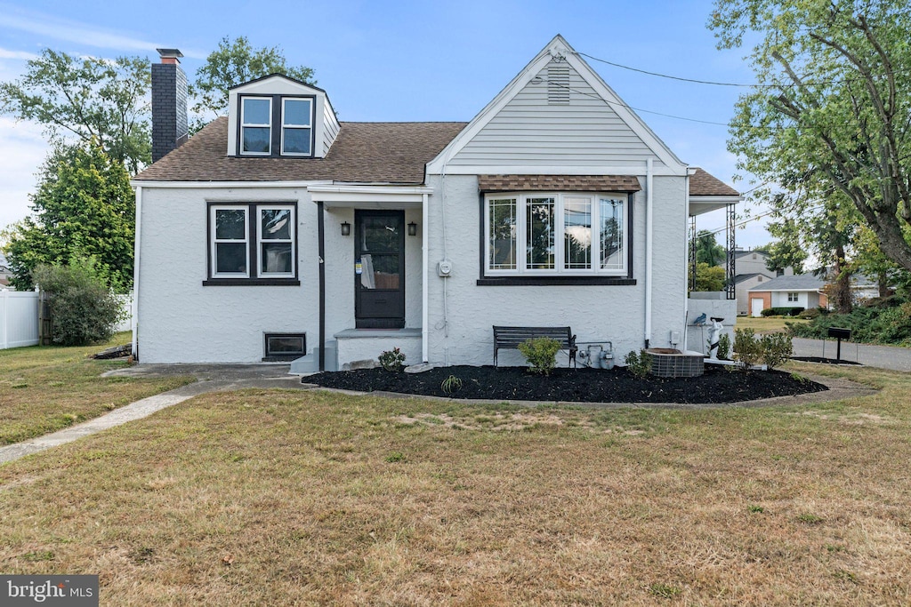 view of front of home featuring a front yard