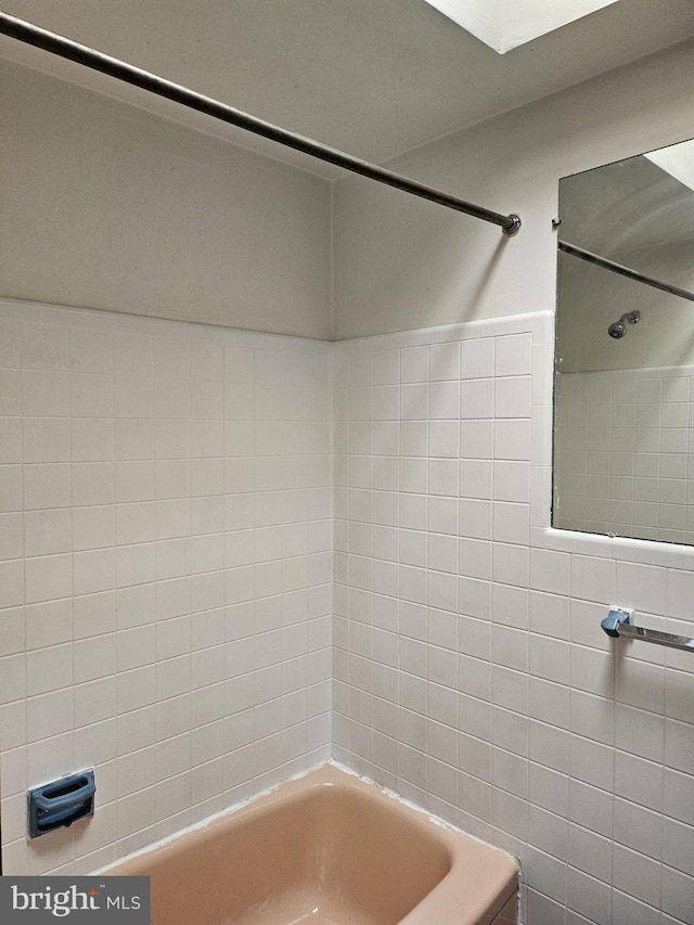 bathroom featuring tiled shower / bath