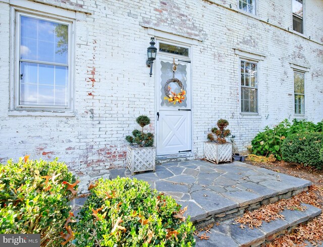 property entrance featuring a patio