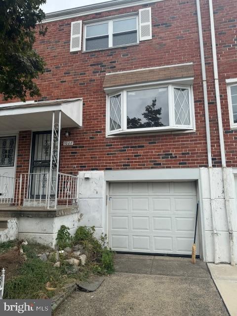 view of front facade with a garage