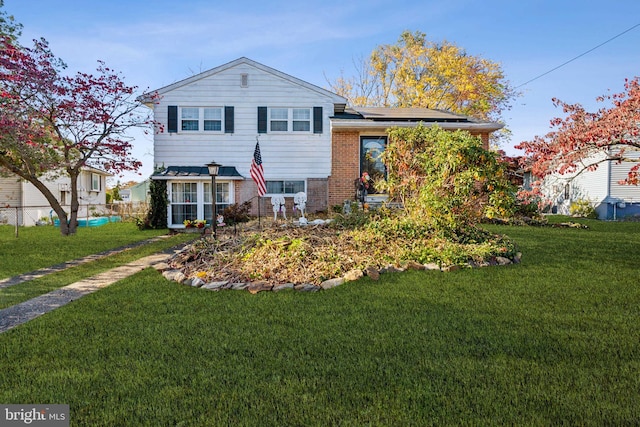 view of front of house featuring a front lawn