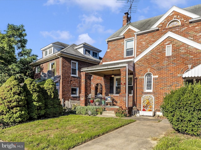 view of front of property with a front yard and covered porch