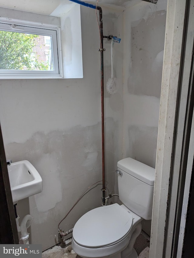 bathroom featuring toilet and sink