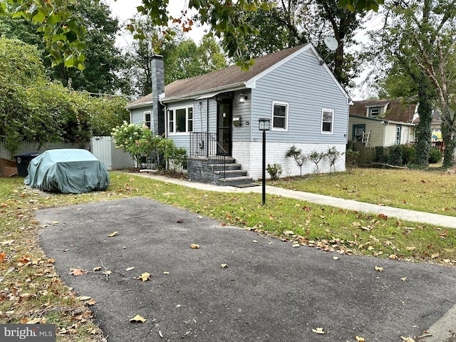 view of front facade with a front lawn