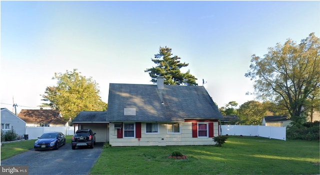 view of front of house featuring a front lawn