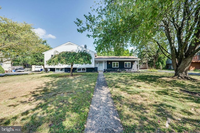 view of front of house featuring a front yard